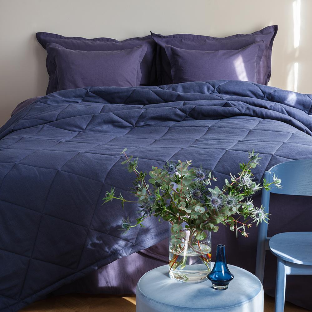 Lennol Livia päiväpeiton syvä sininen tuo makuuhuoneeseen rauhallista ja ylellistä tunnelmaa.
