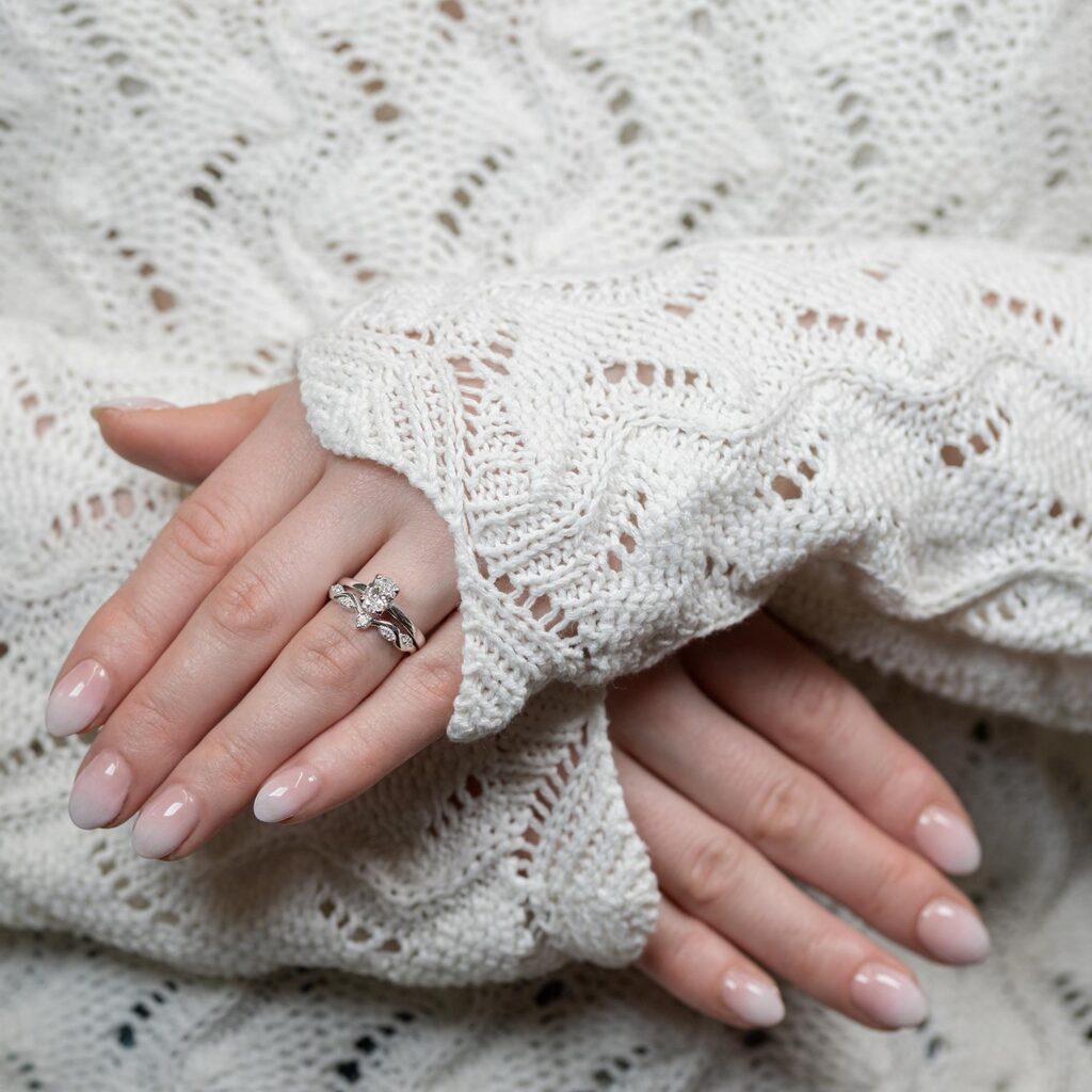 Hillitty vintage-sormus neulotun hihan kanssa kädessä