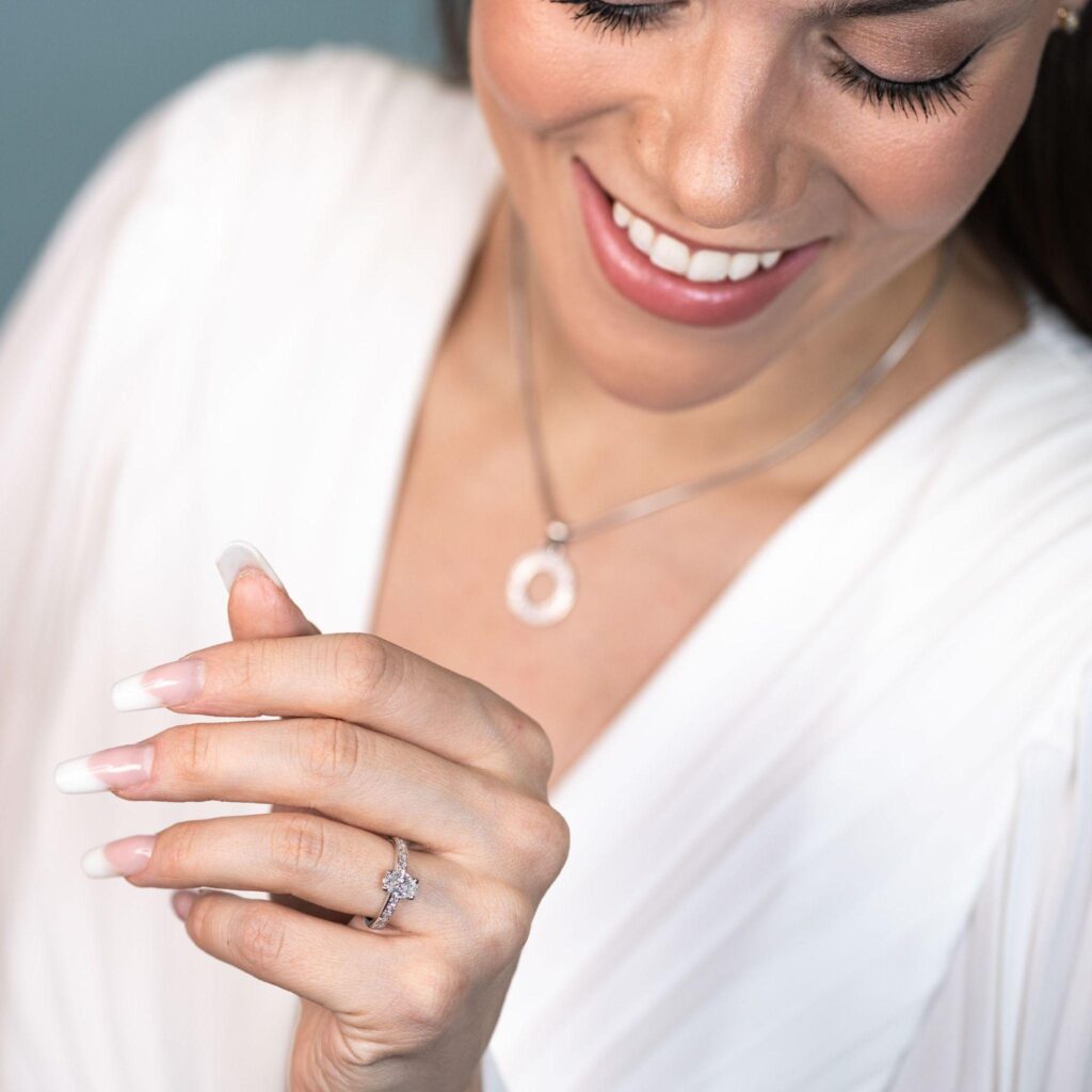 Vintage tyylinen sormus naisen kädessä lähikuvassa