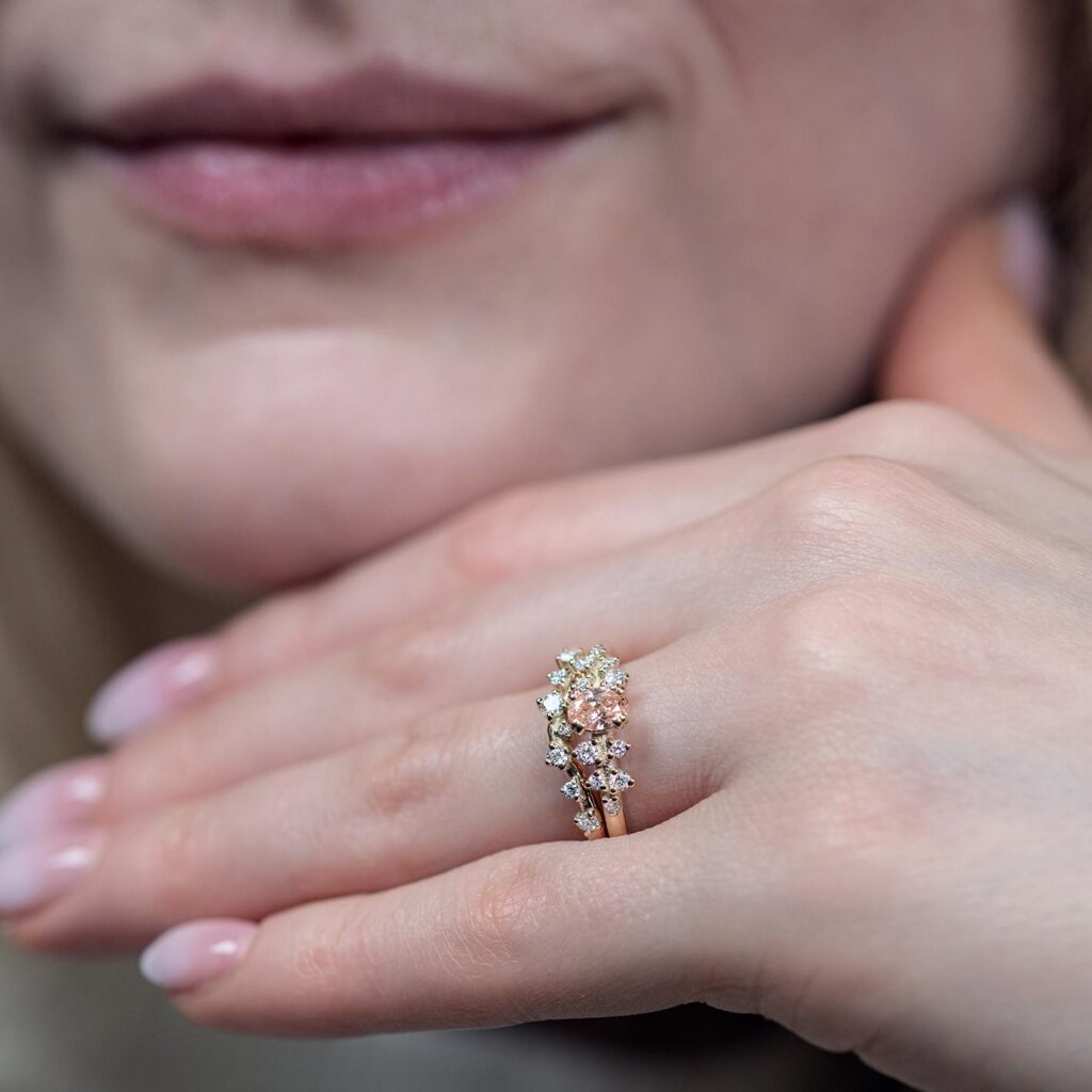 Näyttävä vintage-sormus useilla kivillä ja lämminsävyisellä kullalla