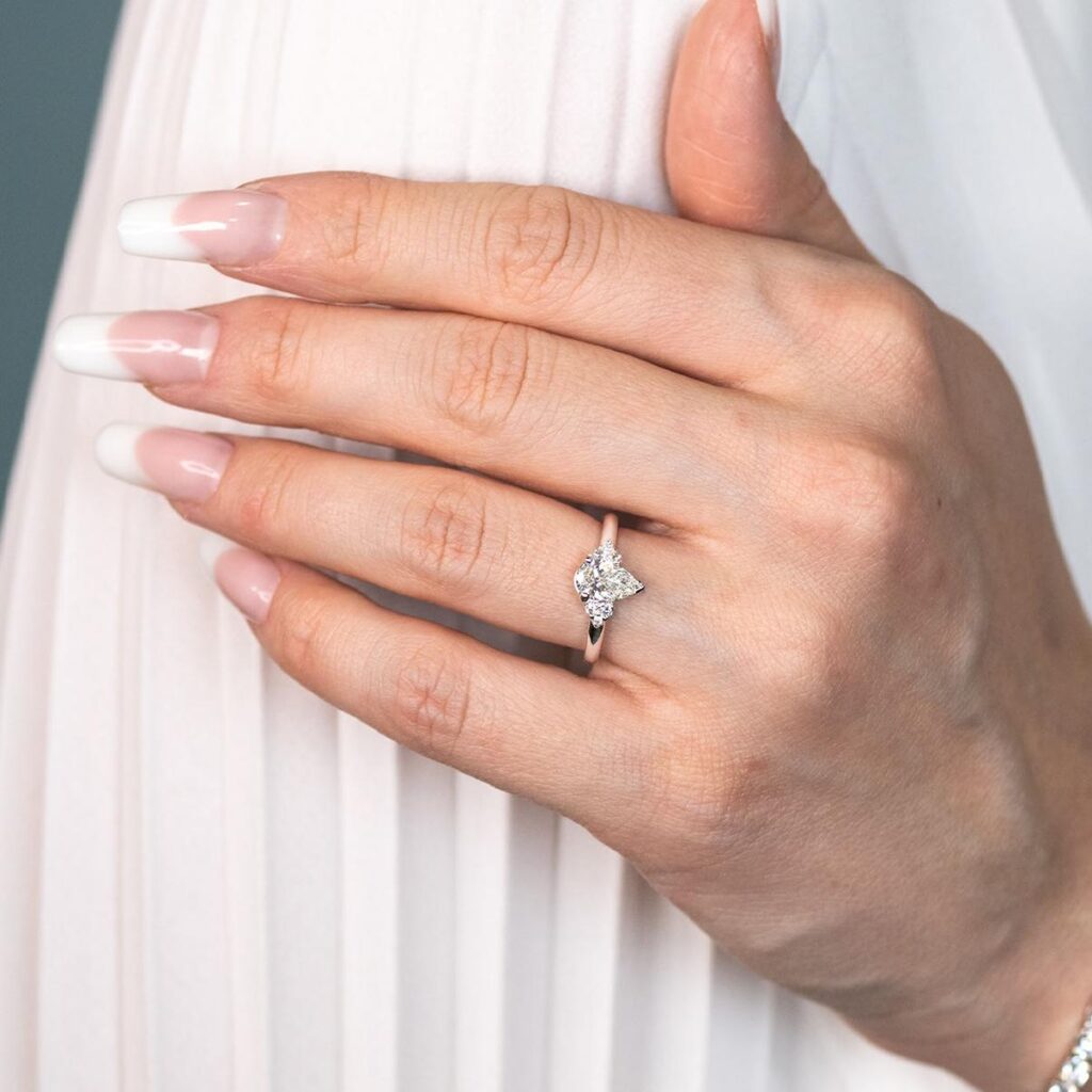 Klassinen vintage-timanttisormus lähikuvassa kädessä