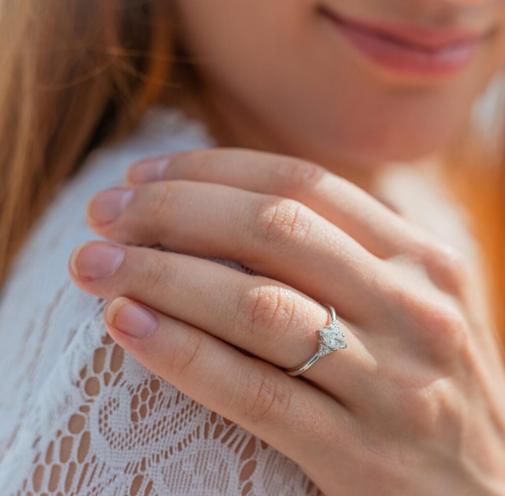 Siro vintage-tyylinen timanttisormus naisen kädessä