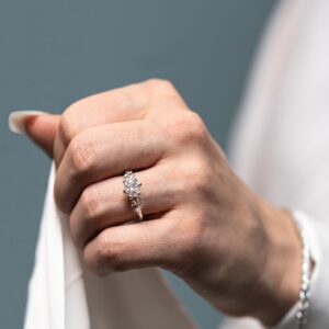 Vintage-henkinen timanttisormus kädessä, koristeellinen ja yksityiskohtainen muotoilu